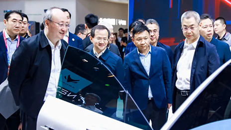 市委書記尹力、市長殷勇來到北汽展臺